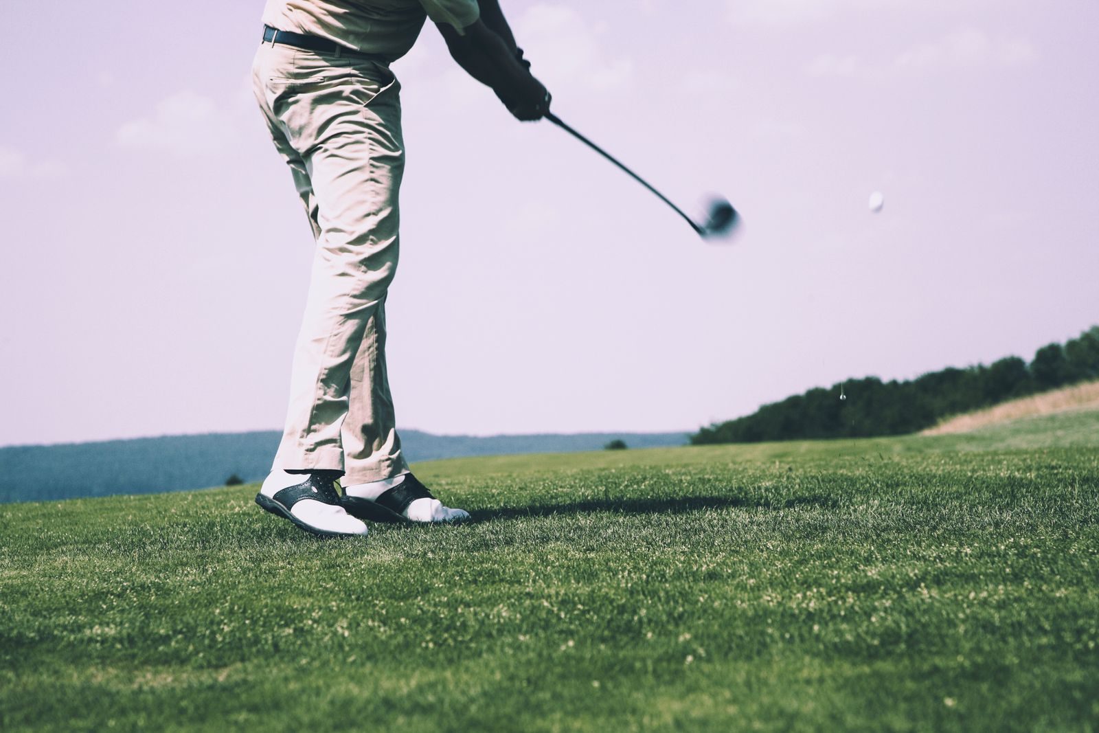 Ayunan stik golf di lapangan